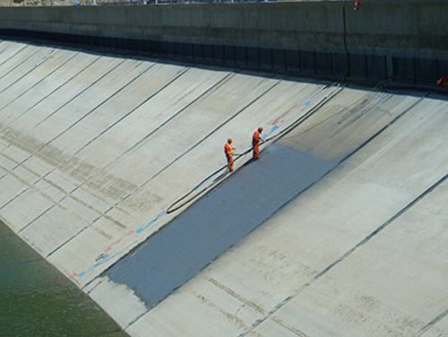 聚脲建筑防水材料已經(jīng)在多領(lǐng)域延伸應(yīng)用(圖2) 堤壩聚脲防水噴涂