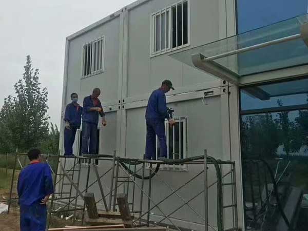 輕鋼房屋別墅聚氨酯保溫效果如何 小型噴涂機(jī)(圖1) 輕鋼房屋別墅聚氨酯保溫噴涂