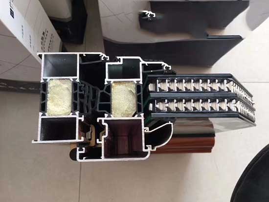 鋁合金門窗保溫填充聚氨酯 噴涂發(fā)泡機(jī)(圖1) 鋁合金門窗保溫填充聚氨酯